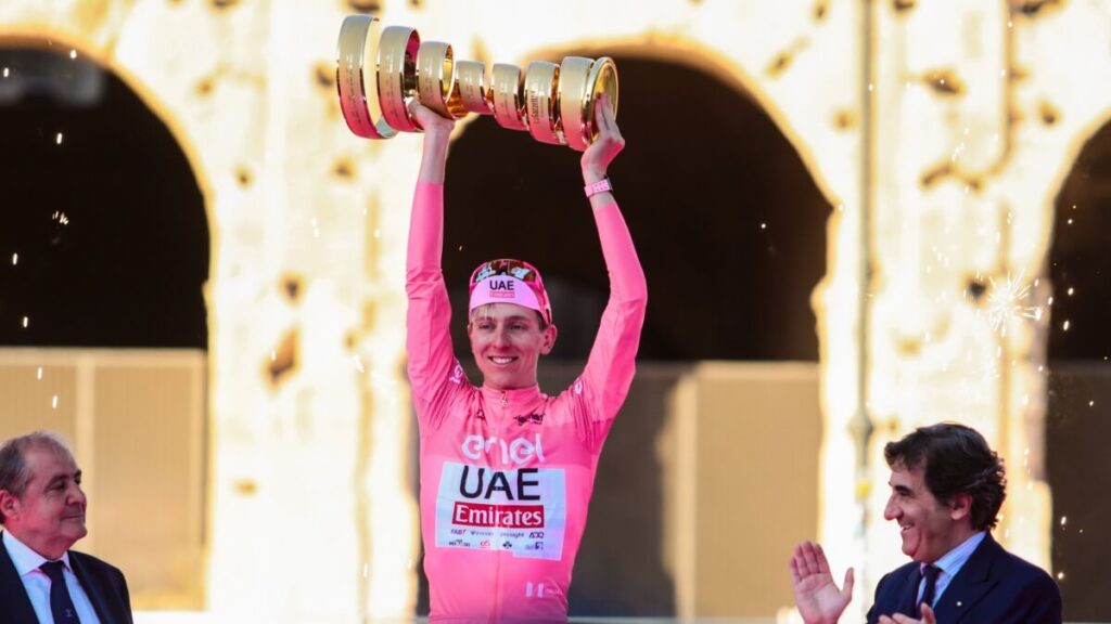 Tadej Pogacar durante la premiazione per la vittoria del Giro d'Italia