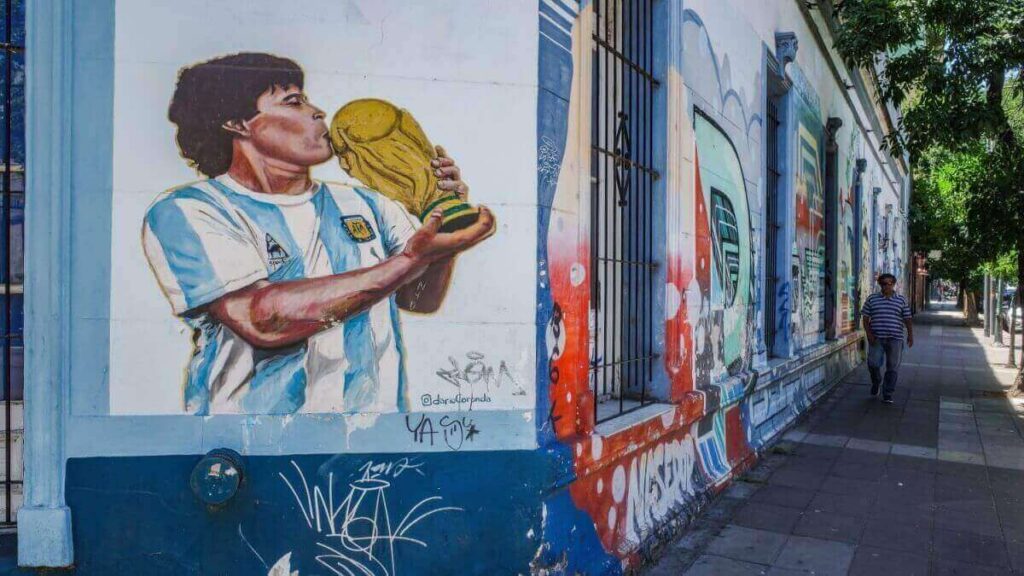 Diego Armando Maradona in un murales in Argentina, autore di uno dei gol più belli della storia del calcio