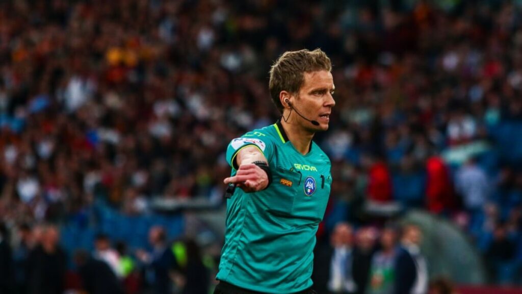 Daniele Chiffi, durante Roma-Fiorentina. E' tra i migliori talenti dell'arbitraggio italiano