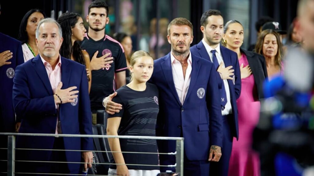 David Beckham con la figlia che gli ha regalato un Labubu