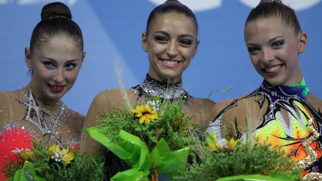 Evgenia Kanaeva, KONDAKOVA Daria eSTANIOUTA Melitina sul podio per il campionato mondiale di ginnastica ritmica