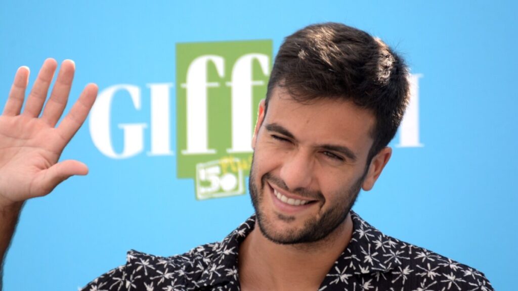 Pierpaolo Pretelli, inviato speciale del programma. Sarà lui, insieme a Veronica Gentile, ad annunciare chi vince l'Isola dei Famosi