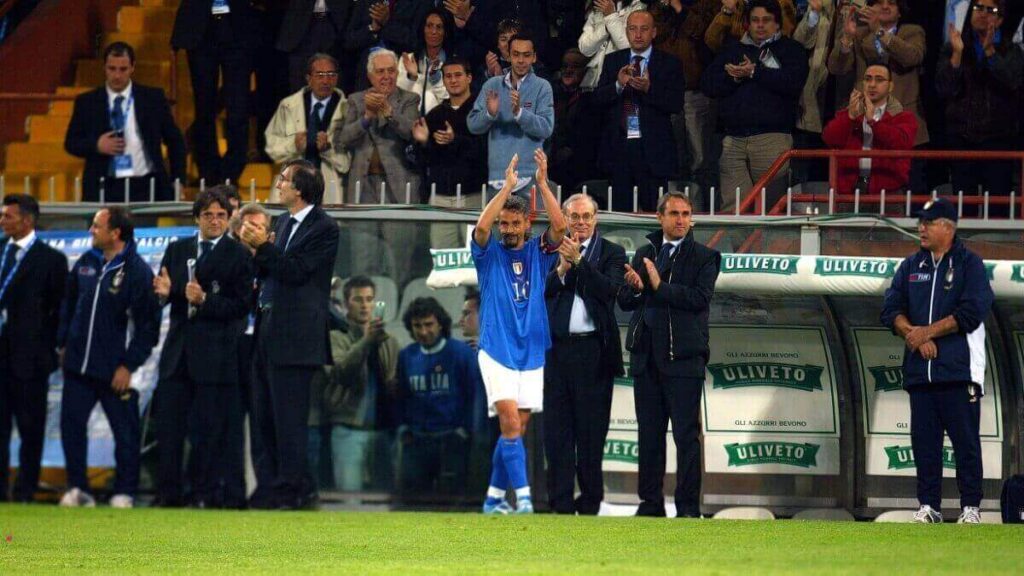 Roberto Baggio, tra i calciatori più famosi italiani, nel monento in cui saluta per sempre i tifosi